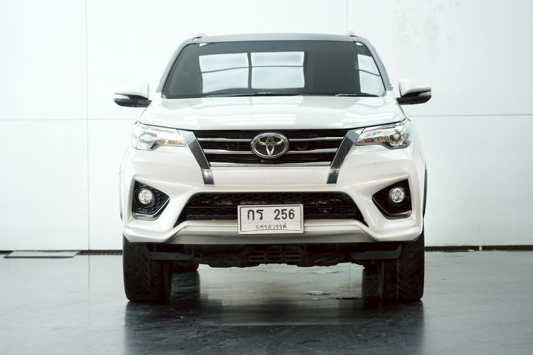 Toyota Fortuner 2016 2.8 V 4WD Utility-car ดีเซล ไม่ติดแก๊ส เกียร์อัตโนมัติ ขาว รูปที่ 3