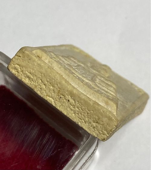 พระพุทธโสธร ปี 2518  รุ่น ๑  มีกนก  ไม่มี “อุ”  เป็นพิมพ์พิเศษ  มีบรรจุกริ่งเขย่ามีเสียงดัง  กล่องเดิมจากวัดโสธร        P 139     รูปที่ 6