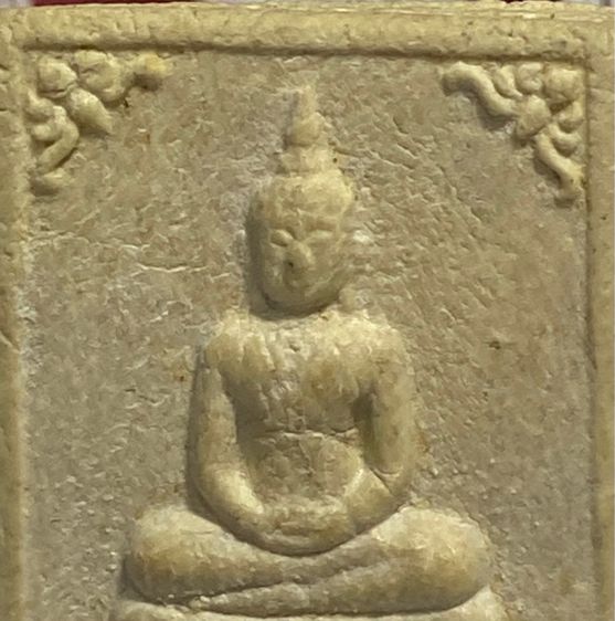 พระพุทธโสธร ปี 2518  รุ่น ๑  มีกนก  ไม่มี “อุ”  เป็นพิมพ์พิเศษ  มีบรรจุกริ่งเขย่ามีเสียงดัง  กล่องเดิมจากวัดโสธร        P 139     รูปที่ 7