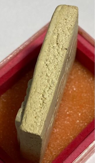 พระพุทธโสธร ปี 2518  รุ่น ๑  มีกนก  ไม่มี “อุ”  เป็นพิมพ์พิเศษ  มีบรรจุกริ่งเขย่ามีเสียงดัง  กล่องเดิมจากวัดโสธร        P 139     รูปที่ 3