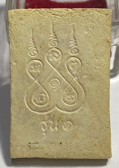 พระพุทธโสธร ปี 2518  รุ่น ๑  มีกนก  ไม่มี “อุ”  เป็นพิมพ์พิเศษ  มีบรรจุกริ่งเขย่ามีเสียงดัง  กล่องเดิมจากวัดโสธร        P 139     รูปที่ 2