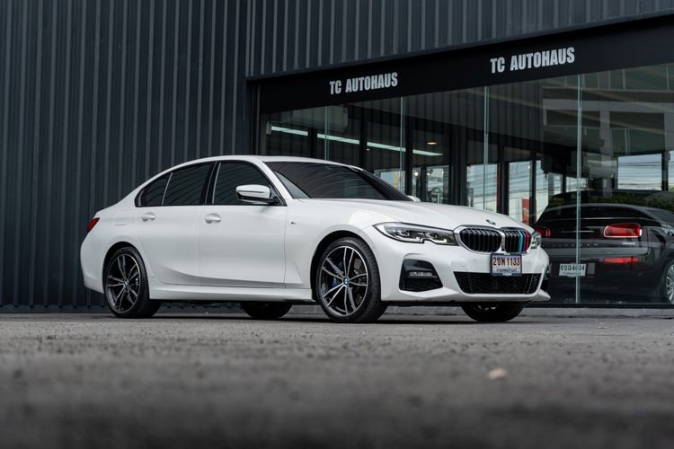 รถ BMW Series 3 330e สี ขาว