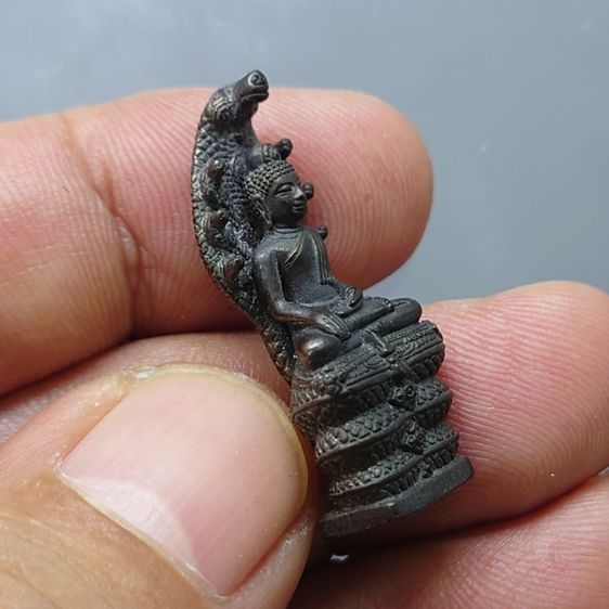 พระพุทธรูปนาคปรก ปางมารวิชัย ลอยองค์ เนื้อทองเหลืองรมดำ รุ่นเฉลิมพระเกียรติฯ 60 พรรษา สมเด็จพระเทพรัตนราชสุดาฯ พ.ศ.2558 พร้อมกล่องเดิม รูปที่ 5