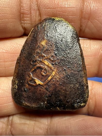 พระปิดตาเมืองชลหลังยันต์ รูปที่ 2