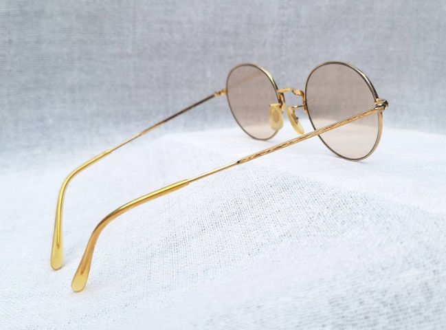 แว่นตานักเขียนโลก PAPA HEMINGWAY สร้างบรรณาการแด่ เออร์เนสต์ 'ปาป้า' เฮมิงเวย์ โมเดลอาร์ติสท์–หยดน้ำ–แพนโต้–จอห์น เลนนอน เลนส์กระจกคริสตัลฝรั่งเศสกันแดด สีน้ำตาลอ่อน–โกลเดนร็อด–สว่าง ...Authentic Vintage PAPA HEMINGWAY Handcrafted in Sabae, Japan
 รูปที่ 10