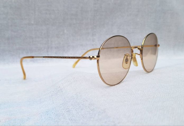 แว่นตานักเขียนโลก PAPA HEMINGWAY สร้างบรรณาการแด่ เออร์เนสต์ 'ปาป้า' เฮมิงเวย์ โมเดลอาร์ติสท์–หยดน้ำ–แพนโต้–จอห์น เลนนอน เลนส์กระจกคริสตัลฝรั่งเศสกันแดด สีน้ำตาลอ่อน–โกลเดนร็อด–สว่าง ...Authentic Vintage PAPA HEMINGWAY Handcrafted in Sabae, Japan
 รูปที่ 9