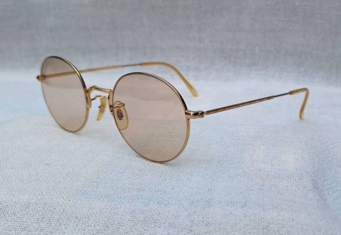 แว่นตานักเขียนโลก PAPA HEMINGWAY สร้างบรรณาการแด่ เออร์เนสต์ 'ปาป้า' เฮมิงเวย์ โมเดลอาร์ติสท์–หยดน้ำ–แพนโต้–จอห์น เลนนอน เลนส์กระจกคริสตัลฝรั่งเศสกันแดด สีน้ำตาลอ่อน–โกลเดนร็อด–สว่าง ...Authentic Vintage PAPA HEMINGWAY Handcrafted in Sabae, Japan
 รูปที่ 2