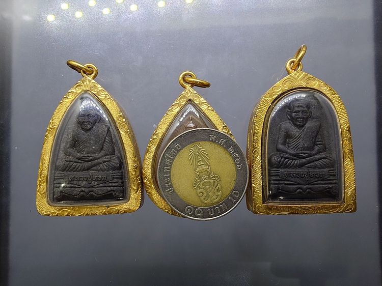 ชุดพระของขวัญ หลวงปู่ทวด เนื้อว่าน ทรงกลีบบัว - กลีบขนุน หลัง ภ.ป.ร. และพระพุทธสิงหธรรมมงคล เลี่ยมกรอบทองนพเกล้า พิธีพุทธาภิเษก ณ พระอุโบสถ  รูปที่ 6