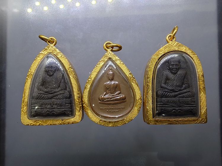 ชุดพระของขวัญ หลวงปู่ทวด เนื้อว่าน ทรงกลีบบัว - กลีบขนุน หลัง ภ.ป.ร. และพระพุทธสิงหธรรมมงคล เลี่ยมกรอบทองนพเกล้า พิธีพุทธาภิเษก ณ พระอุโบสถ  รูปที่ 3