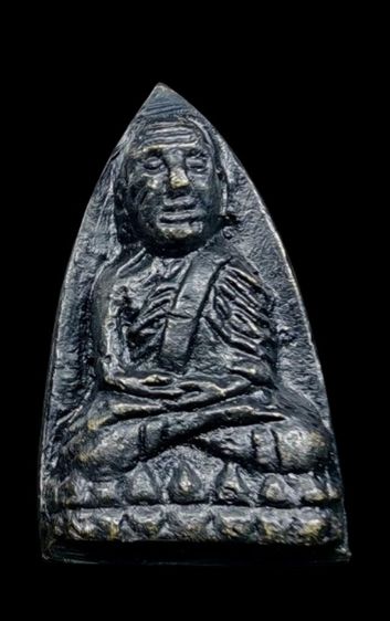 หลวงปู่ทวด​ รูปหล่อ​เตารีด​ ปี05​ ออ​กวัด​คอก​หมู​ โค๊ต​หมู​ 9 ตัว​ ปลุกเสกพิธี​เดียวกับหล่อเตารีด​ วัดช้างไห้​ องค์​นี้สภาพสวย​ ยาดำเดิมๆ​  รูปที่ 4