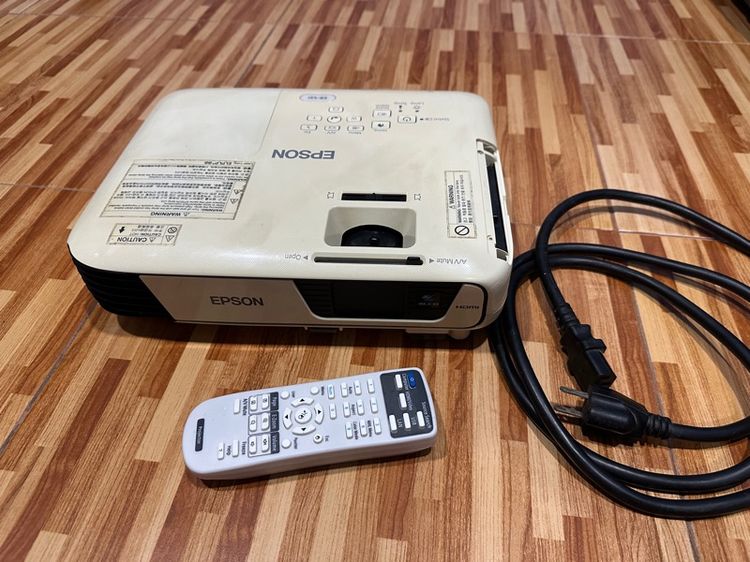 Epson EB-S31 มือสองสภาพดีใช้งานปกติมีช่องเสียบhdmi มีรีโมทเทียบ อุปกรณ์ตามภาพ