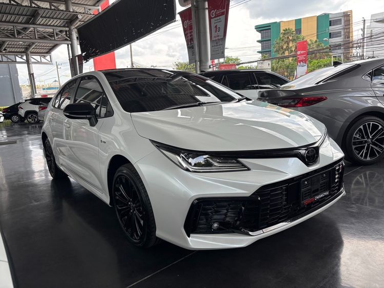 รถ Toyota Altis 1.8 Hybrid GR Sport สี ขาว