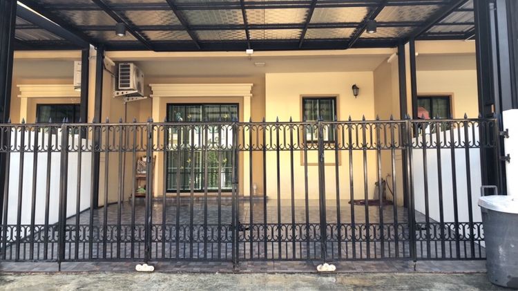 ให้เช่าบ้านคับพร้อมเฟอร์นิเจอร์อย่างดีครบๆหิ้วกระเป๋าเข้าอยู่ได้เลยคับ อยู่ซอยมีสทีน รามคำแหงคับ