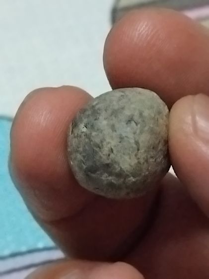 ลูกอม หลวงพ่อทวด วัดช้างให้ รุ่นแรกๆ ลูกอมเนื้อดินกากยายักษ์ ผสมว่าน สีออกน้ำตาลอมดำ แท้ตามมาตรฐาน ผิวแห้ง มีแร่ เม็ดดำ เม็ดแดง ดูง่ายๆ ชัดเ รูปที่ 3