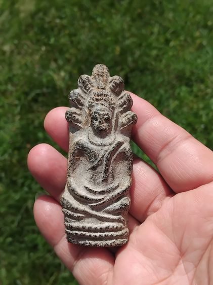 พระนาคปรก กรุนาดูน พิมพ์ใหญ่ มีกริ่ง อายุ 1,200 ปี ศิลปทวาราวดี ยุคปลาย กรุสามต้นยาง อ.นาดูน จ.มหาสารคาม เนื้อดินเผาออกสีเขียว เนื้อดินหยาบ 