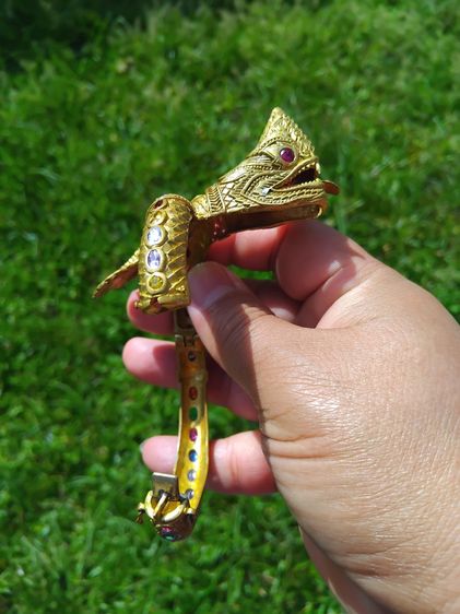 กำไล พญานาค ประดับพลอย เนื้อทองเหลือง ขนาดใหญ่ มีน้ำหนัก มีตะขอแกะออกได้ งานละเอียด ฝีมือ ทำอย่างสวย สมบูรณ์ หนา แข็งแรง หายาก  พญานาคมีฤทธิ รูปที่ 7