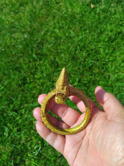 กำไล พญานาค ประดับพลอย เนื้อทองเหลือง ขนาดใหญ่ มีน้ำหนัก มีตะขอแกะออกได้ งานละเอียด ฝีมือ ทำอย่างสวย สมบูรณ์ หนา แข็งแรง หายาก  พญานาคมีฤทธิ รูปที่ 2