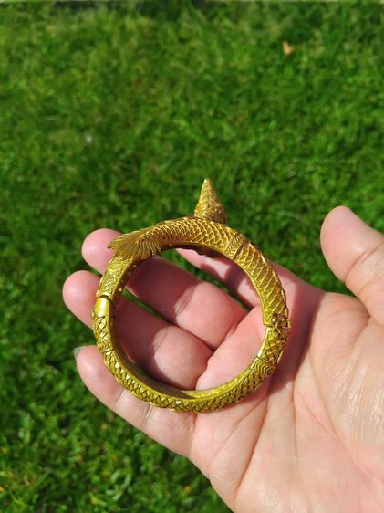 กำไล พญานาค ประดับพลอย เนื้อทองเหลือง ขนาดใหญ่ มีน้ำหนัก มีตะขอแกะออกได้ งานละเอียด ฝีมือ ทำอย่างสวย สมบูรณ์ หนา แข็งแรง หายาก  พญานาคมีฤทธิ รูปที่ 4