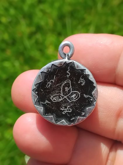 ตะกรุด 2 หน้า จารมือ ยันต์ใบพัด ขนาดกำลังดี มีน้ำหนัก เลี่ยมเงินจับขอบ อย่างหนา สวย เก่ามาก ไม่รู้ที่ ยันต์ใบพัด หรือ ยันต์สาม หนึ่งในพระยัน รูปที่ 2