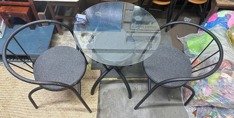 ขายโต๊ะกระจก ขนาดเส้นผ่า60cm เก้าอี้ 2 ตัว ขาเหล็กแข็งแรง เบาะผ้าสีเทา 2000 รูปที่ 2