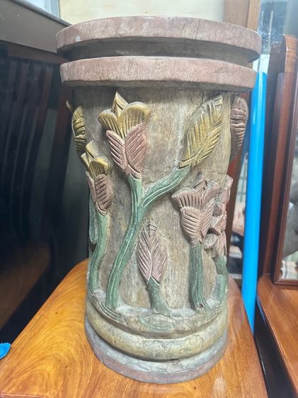 ของตกแต่งบ้านอื่นๆ แท่นไม้แกะสลักทรงกระบอก สูง 48 ซม. เส้นผ่า 27 ซม. 700บาท แกะมือทั้งชิ้น ลายดอกไม้สวยงาม