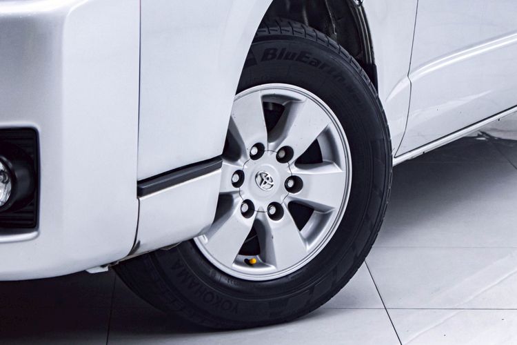 Toyota Commuter 2015 3.0 Van ดีเซล ไม่ติดแก๊ส เกียร์ธรรมดา เทา รูปที่ 4