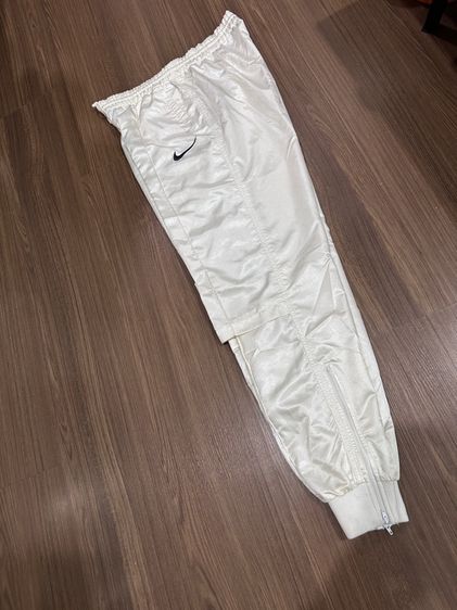 กางเกงวอร์ม(ผ้าร่ม)สีครีม แบรนด์ Nike รูปที่ 2