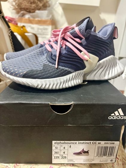 รองเท้า Adidas