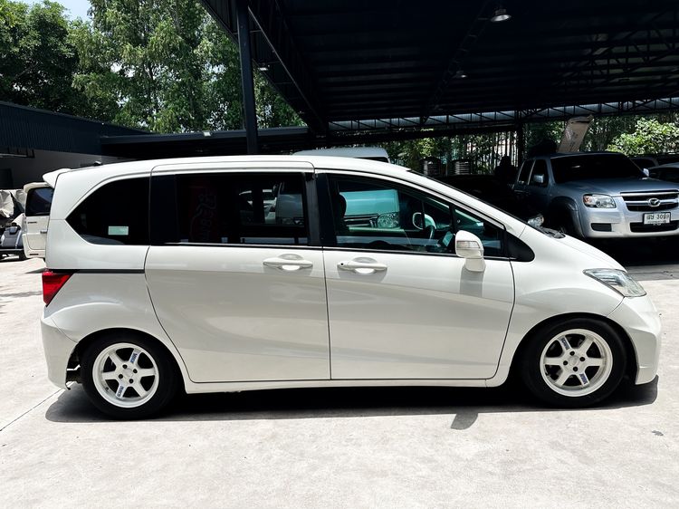 Honda Freed 2015 1.5 EL Utility-car เบนซิน เกียร์อัตโนมัติ ขาว รูปที่ 4