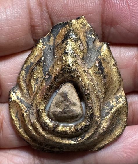 ปิดตากรมหลวงชุมพร หลวงปู่ศุขวัดปากคลองในกรอบกนกเนื้อดิน