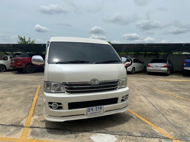 รถ Toyota Ventury 2.7 V สี ขาว