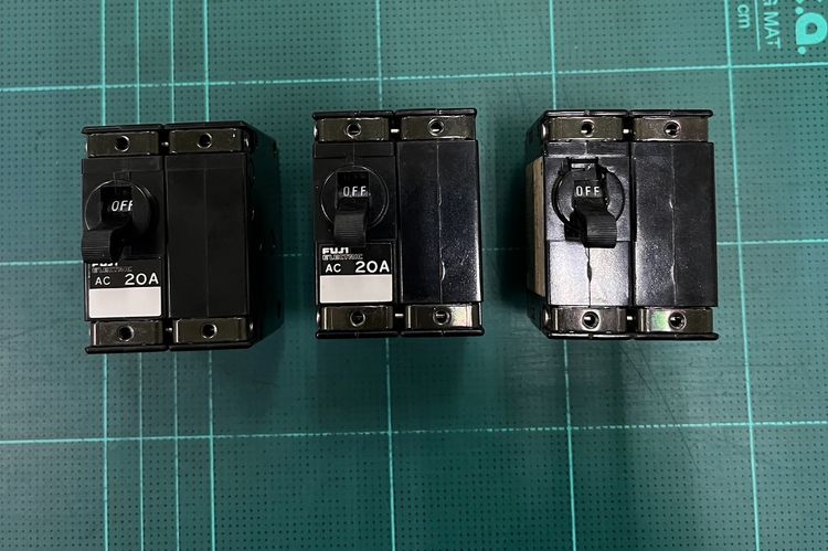 Circuit Breaker AC 250V 20A จำนวน 3 ตัว 100 บาท