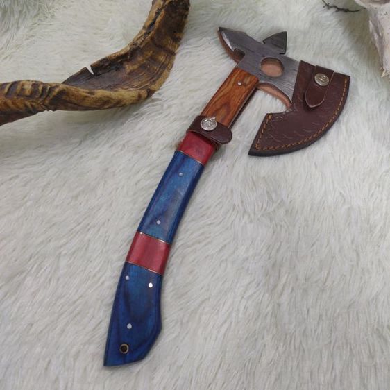 ขวาน viking งานสั่งทำทรงแปลก Axe Knife twist Damascus ด้ามไม้ olive wood ของใหม่ไม่ผ่านการใช้งาน มีด ดามัสกัส ด้ามไม้จริงสวยสวม ซองหนังแท้ รูปที่ 2