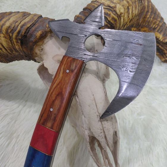 ขวาน viking งานสั่งทำทรงแปลก Axe Knife twist Damascus ด้ามไม้ olive wood ของใหม่ไม่ผ่านการใช้งาน มีด ดามัสกัส ด้ามไม้จริงสวยสวม ซองหนังแท้ รูปที่ 5