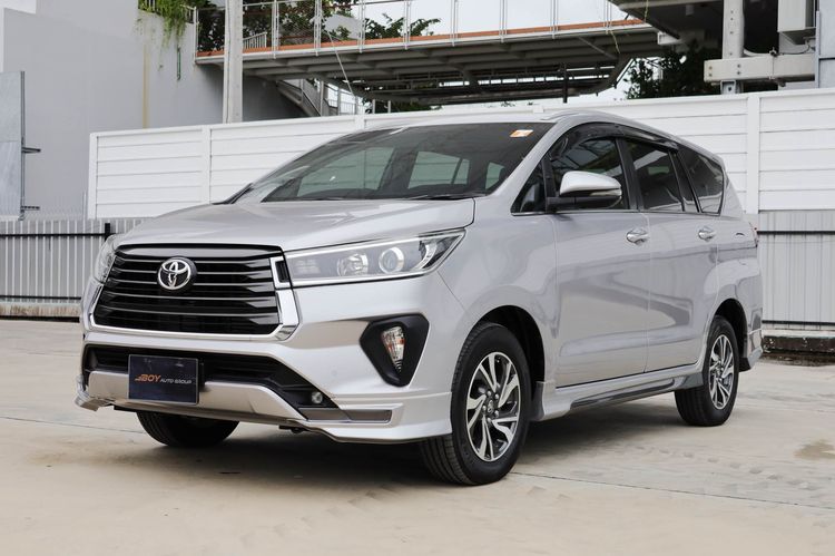 รถ Toyota Innova 2.8 Crysta สี บรอนซ์เงิน