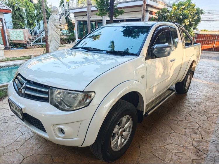 รถ Mitsubishi Triton 2.4 GL สี ขาว
