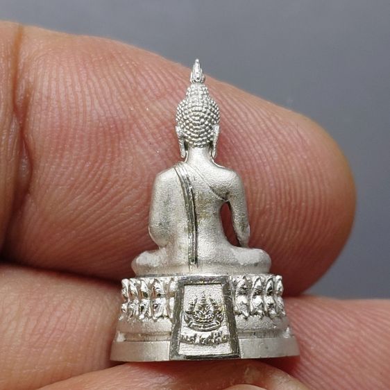 พระพุทธรูปคุ้มเกล้าฯ ภปร. เนื้อเงิน ชุบทอคำขาว พิมพ์เล็ก "ใต้ร่มพระบารมี คุ้มเกล้าฯ ที่ระลึก 60 ปี โรงพยาบาลภูมิพลฯ ปี2552 พร้อมตลับเดิม รูปที่ 6