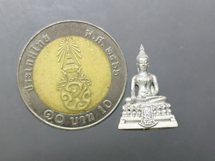 พระพุทธรูปคุ้มเกล้าฯ ภปร. เนื้อเงิน ชุบทอคำขาว พิมพ์เล็ก "ใต้ร่มพระบารมี คุ้มเกล้าฯ ที่ระลึก 60 ปี โรงพยาบาลภูมิพลฯ ปี2552 พร้อมตลับเดิม รูปที่ 9