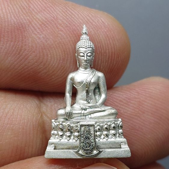 พระพุทธรูปคุ้มเกล้าฯ ภปร. เนื้อเงิน ชุบทอคำขาว พิมพ์เล็ก "ใต้ร่มพระบารมี คุ้มเกล้าฯ ที่ระลึก 60 ปี โรงพยาบาลภูมิพลฯ ปี2552 พร้อมตลับเดิม รูปที่ 5