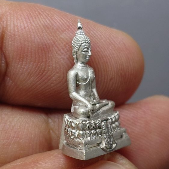 พระพุทธรูปคุ้มเกล้าฯ ภปร. เนื้อเงิน ชุบทอคำขาว พิมพ์เล็ก "ใต้ร่มพระบารมี คุ้มเกล้าฯ ที่ระลึก 60 ปี โรงพยาบาลภูมิพลฯ ปี2552 พร้อมตลับเดิม รูปที่ 7