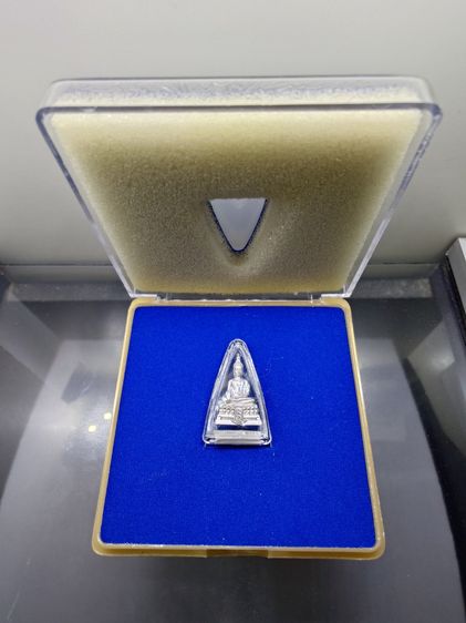 พระพุทธรูปคุ้มเกล้าฯ ภปร. เนื้อเงิน ชุบทอคำขาว พิมพ์เล็ก "ใต้ร่มพระบารมี คุ้มเกล้าฯ ที่ระลึก 60 ปี โรงพยาบาลภูมิพลฯ ปี2552 พร้อมตลับเดิม รูปที่ 3