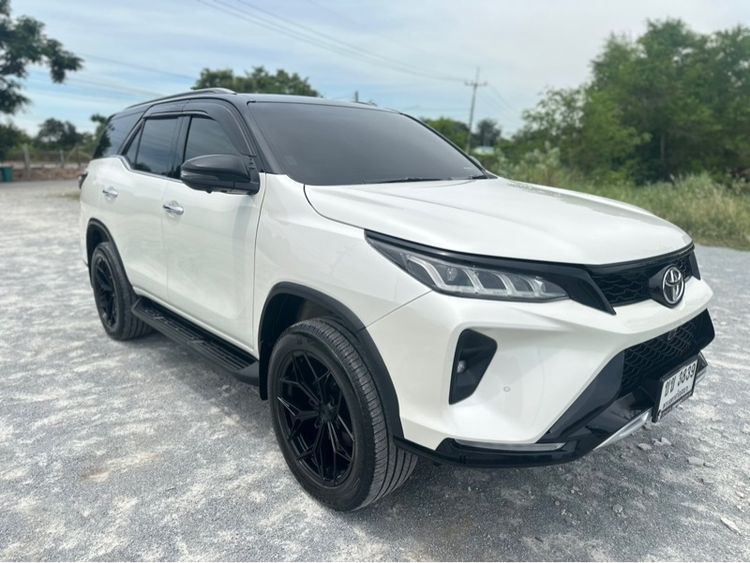 รถ Toyota Fortuner 2.4 Legender สี ขาว