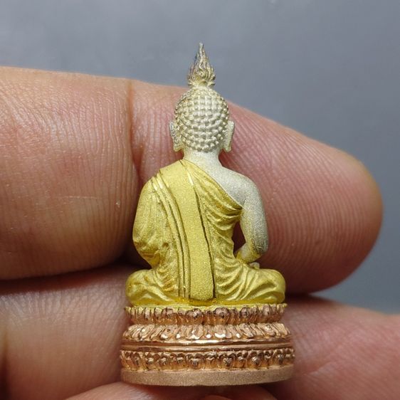 พระนิรันตราย เนื้อเงินสามกษัตริย์ พิมพ์ใหญ่ 200 ปี พระจอมเกล้าฯ โครงการบูรณะฯ โบราณสถาน วัดมกุฏกษัตริยาราม ปี2547 พร้อมกล่องเดิม รูปที่ 4