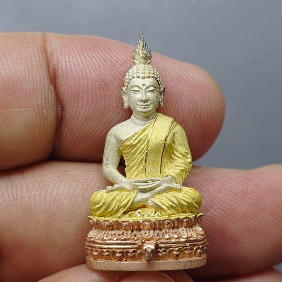 พระนิรันตราย เนื้อเงินสามกษัตริย์ พิมพ์ใหญ่ 200 ปี พระจอมเกล้าฯ โครงการบูรณะฯ โบราณสถาน วัดมกุฏกษัตริยาราม ปี2547 พร้อมกล่องเดิม รูปที่ 3