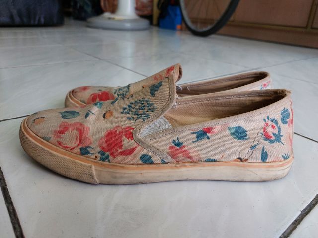 รองเท้ามือสอง รูปที่ 10