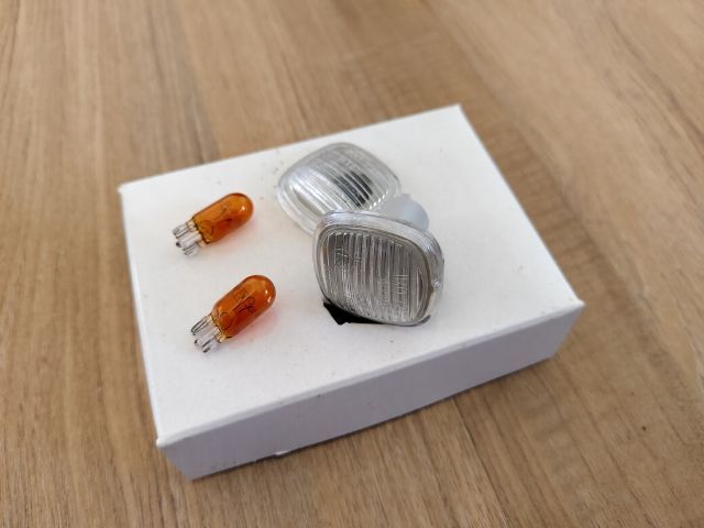 ไฟเลี้ยวขาว ข้างแก้มบังโคลนหน้า Audi A4 B5 ปี 95-98 ใส่ Audi A3 8L, Audi A8 D1 ปี95-98 ได้ ของตบแต่งตรงยุค หายาก ของใหม่ รูปที่ 2