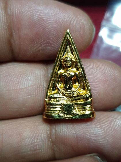 พระเหรียญหล่อ หลวงพ่อโสธร พิมพ์สองหน้า มีวงแหวน พิมพ์นิยม เข่าจุด ปี 2530 กะไหล่ทอง ใหม่ สภาพสวย มีตำหนิหัวเข่าหล่อไม่เต็ม รับประกันพระแท้ รูปที่ 8