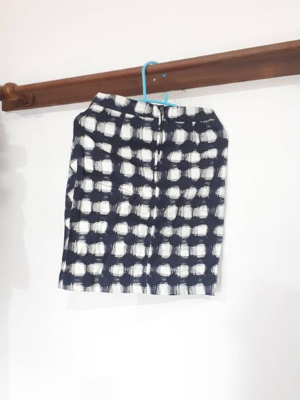 มือสอง  กระโปรงทรงสอบลายกราฟฟิกน้ำเงินขาว ป้าย Areeya ไซส์ M รูปที่ 3