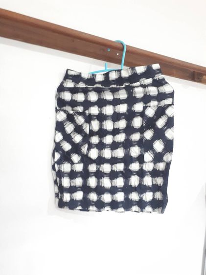 มือสอง  กระโปรงทรงสอบลายกราฟฟิกน้ำเงินขาว ป้าย Areeya ไซส์ M