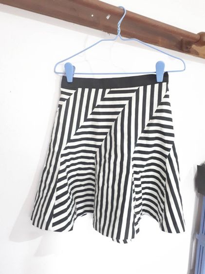 มือสอง กระโปรงสั้นลายทางขาวดำ Ramila ไซส์ US 6